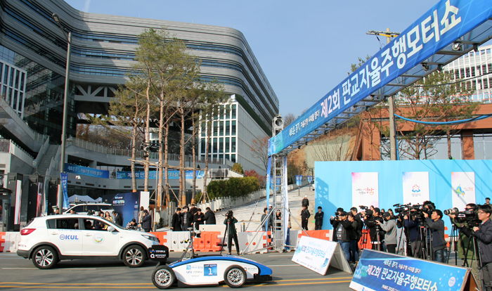 Journalists take the scene of autonomous vehicles entering the opening ceremony at the Pangyo Autunomous Motor Show on Nov. 15.